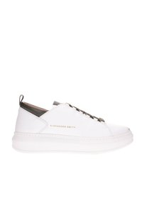 Sneakers bianchi in pelle con una superficie liscia, dettagli grigi, design con lacci e un logo dorato sul lato. Suola spessa bianca.