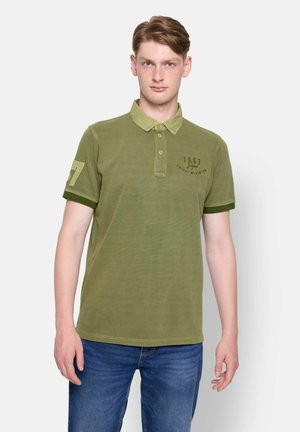 Olivengrøn polo-shirt med struktureret strik, knapkrave og korte ærmer. Har broderet tekst og en patch på ærmet.