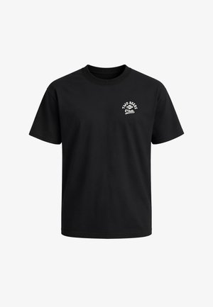 Schwarzes T-Shirt mit kurzen Ärmeln und kleinem weißem Logo auf der linken Brust mit dem Schriftzug „Two Beers Only Club.“