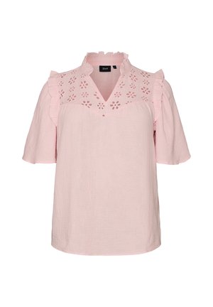 Blusa rosa chiaro con maniche corte, collo arricciato, motivo floreale traforato sulla parte superiore del petto e dettagli arricciati sulle spalle.