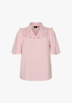 Lyserød bluse med korte ærmer, flæset krave, blomsteralme-mønster på øverste bryst og flæsedetaljer på skuldrene.