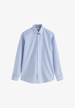 Hellblau-weiß gestreiftes langärmliges Hemd mit Knopfleiste, Button-Down-Kragen und weißen Knöpfen, flach auf weißem Hintergrund ausgelegt.