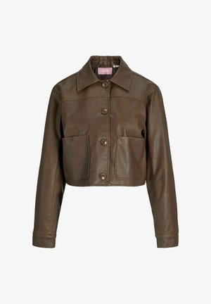 Bruine leren cropped jas met een puntige kraag, knoopsluiting en twee voorzakken. Gladde textuur met een klassiek ontwerp.