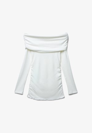 Haut blanc décolleté avec manches longues, texture côtelée et détails froncés sur les côtés, fabriqué en tissu doux.