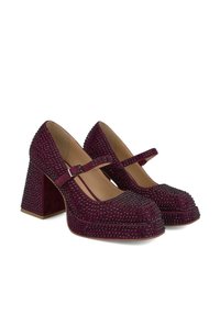 Bordeaux platformhakken met een gestructureerde afwerking, versierd met kleine studs, met een Mary Jane-riem en steile blokhakken.
