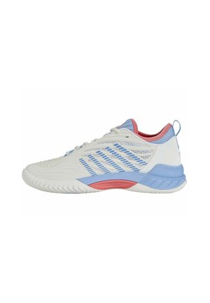 Weißer Sportschuh mit blauen und pinken Akzenten, strukturiertem Mesh-Obermaterial und einem gemusterten Sohle. Verfügt über eine gepolsterte Ferse und ein unterstützendes Design.