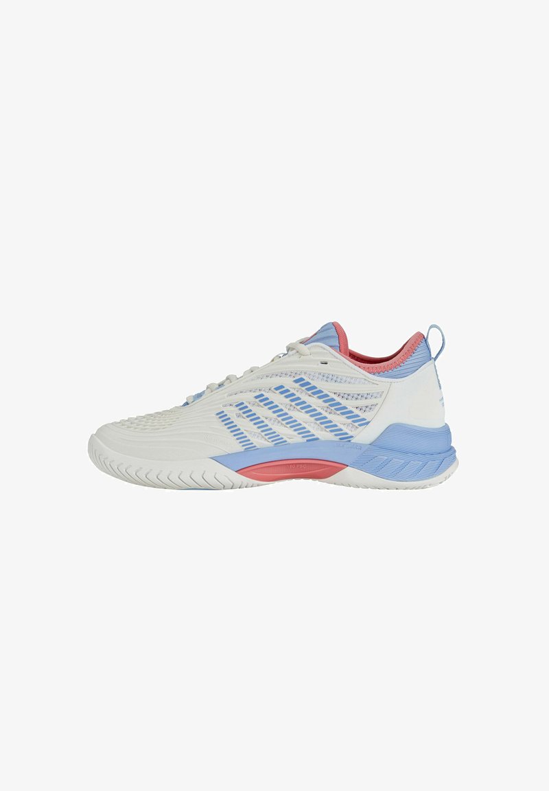 Zapatilla deportiva blanca con acentos en azul y rosa, parte superior de malla texturizada y suela con patrón. Cuenta con un talón acolchado y un diseño de soporte.