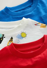 Trei hanorace cu guler rotund: albastru, alb cu imprimeuri colorate și roșu; gulere cu reieșire; hanoracul alb prezintă soare, nori și un ceas.