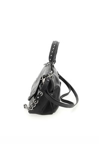 Sac à main en cuir noir avec des poignées cloutées, une forme décontractée et des accents en métal argenté. Il dispose d'une seule poignée supérieure et d'une bandoulière amovible.