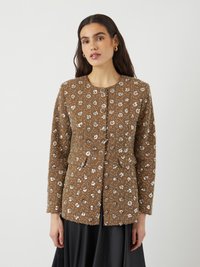 Veste brodée marron avec motifs floraux, accents métalliques, fermeture à bouton et deux poches avant. Manches longues et design en tissu texturé.