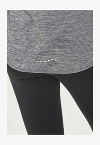 Unselected,  mid grey melange