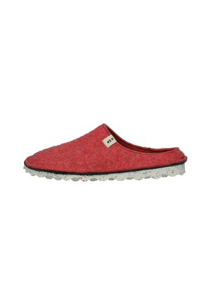Rote Filzschuhe mit runder Zehe, schwarzem Akzent an der Sohle, weiß gefleckter Außensohle und einem kleinen Markenetikett auf der Oberseite.