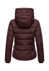 Bordeaux kleurige gewatteerde jack met een capuchon, voorzien van verticale gestikte panelen, ribgebreide manchetten en een logopatch dichtbij de zoom. Gladde textuur.