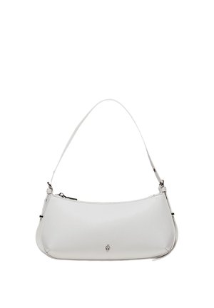 Sac à épaule en cuir blanc avec une fermeture éclair incurvée en haut et une bandoulière unique, arborant un petit emblème argenté au centre avant.