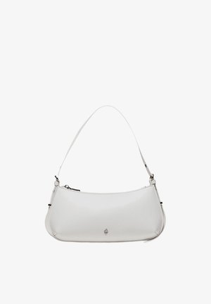 Sac à épaule en cuir blanc avec une fermeture éclair incurvée en haut et une bandoulière unique, arborant un petit emblème argenté au centre avant.