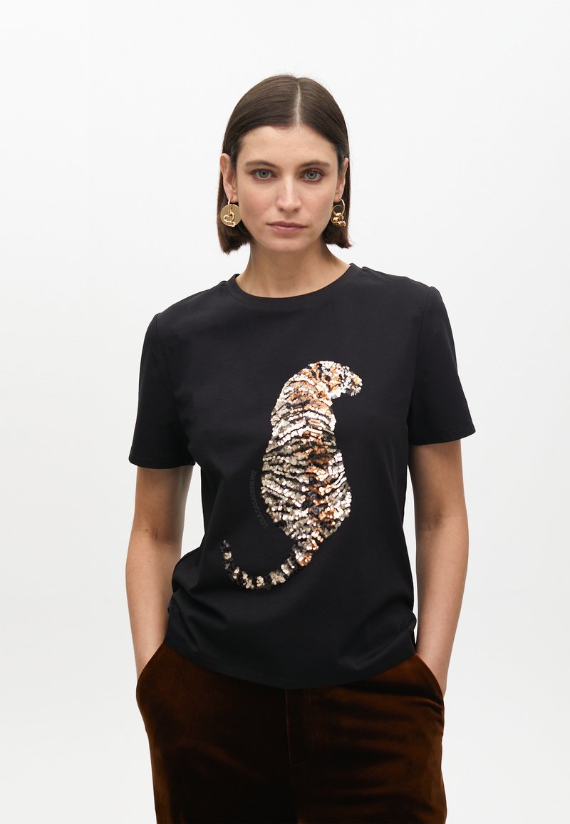 Maglietta nera a maniche corte con un design di tigre in paillettes nei toni dell'oro e del bronzo, con vestibilità rilassata e scollo rotondo.