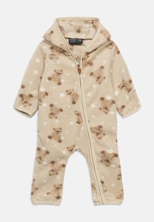 Beige fleece babyheldress med hette, glidelås foran og et mønster med brune teddybjørner og hvite stjerner over hele dressen.