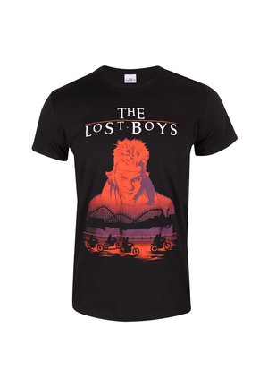 Sort bomulds T-shirt med et grafisk print af en karakter i orange med en rutschebane og motorcykler i baggrunden.