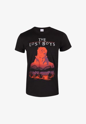 Sort bomulds T-shirt med et grafisk print af en karakter i orange med en rutschebane og motorcykler i baggrunden.