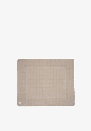 Beige gestructureerde douchemat met een roosterpatroon en een omrand paneel in het midden, gemaakt van zacht, absorberend materiaal.