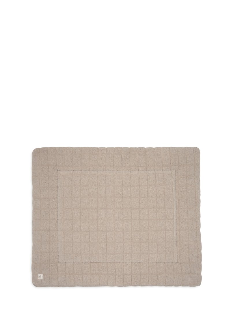 Beige gestructureerde douchemat met een roosterpatroon en een omrand paneel in het midden, gemaakt van zacht, absorberend materiaal.