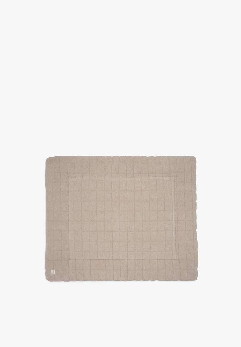 Beige gestructureerde douchemat met een roosterpatroon en een omrand paneel in het midden, gemaakt van zacht, absorberend materiaal.