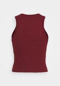 Crop top sans manches en maille côtelée rouge foncé, vu de dos avec encolure ronde et silhouette ajustée.