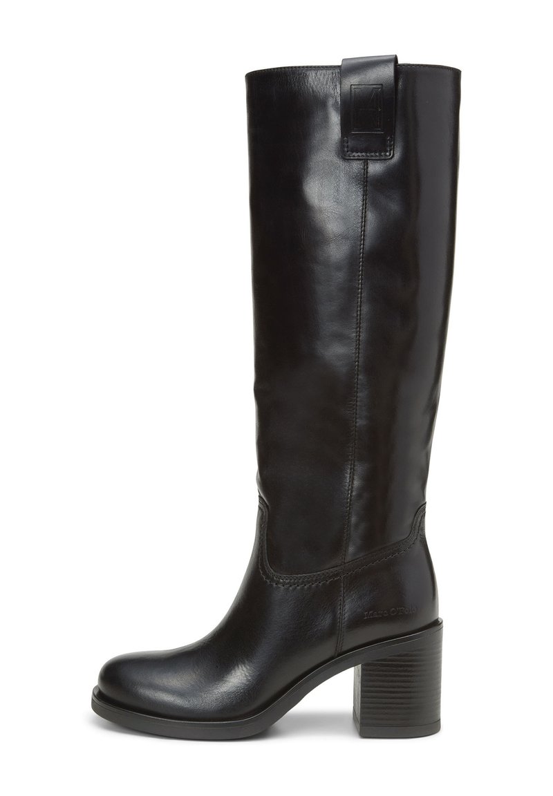 Knöchelhoche schwarze Lederstiefel mit glatter Oberfläche, definierten Nähten, quadrater Zehenform und einem klobigen, strukturierten Absatz. Markenlogo sichtbar.