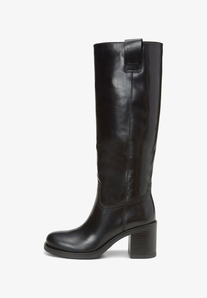Bottes en cuir noir, arrivant jusqu'aux genoux, avec une finition lisse, des coutures définies, un bout carré et un talon épais et texturé. Logo de la marque visible.