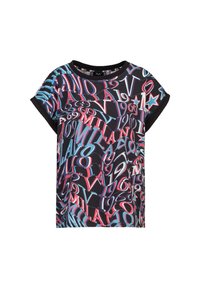 Zwart t-shirt met korte mouwen, voorzien van een kleurrijk, abstract patroon van letters en cijfers in rood, blauw en wit op de voorkant.