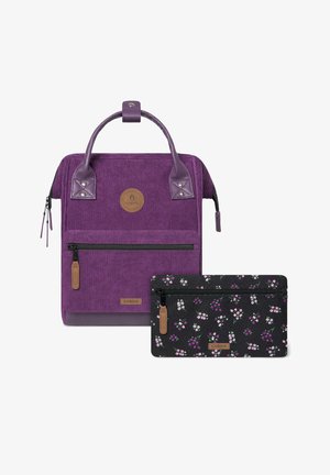 Lila Cord-Backpack mit Lederakzenten und einem Logopatch; inklusive einem schwarzer Blütenmuster-Pouch mit Reißverschluss.