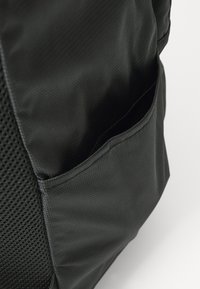 Oakley ESSENTIAL DAY PACK UNISEX - Sac à dos - blackout