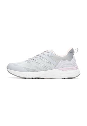 Zapatilla deportiva gris claro con parte superior de malla texturizada, detalles sintéticos lisos, una entresuela blanca acolchada y detalles en rosa en el talón.
