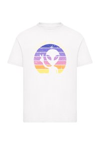 Weißes Baumwoll-T-Shirt mit einem grafischen Design eines Aliens, das zwei Finger hebt, umgeben von Farbverläufen in Lila, Pink und Orange.