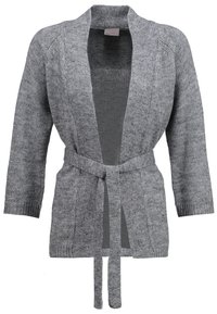 Šedý pletený kardigan s otevřeným předním dílem a tříčtvrtečními rukávy, s odpovídajícím páskem uvázaným v pase.