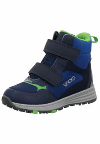 Zapatos infantiles de caña alta con paneles en azul marino y azul, acentos verdes y dos correas de Velcro. Presentan un material sintético texturizado y suela de goma.