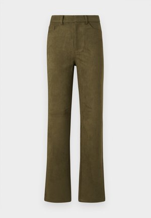 Alyvų žalios suknelės tiesaus kirpimo kelnės su diržo kilputėmis, priekinėmis kišenėmis ir viena užpakaline kišene ant baltos fono.