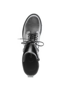 Bottine en cuir noir avec finition texturée, bout rond, devant à lacets et fermeture éclair sur le côté. Équipée de lacets noirs et d'une semelle robuste.