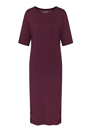 Burgundowa sukienka do kolan wykonana z miękkiego materiału, z krótkimi rękawami, okrągłym dekoltem i koronkowymi akcentami po bokach.