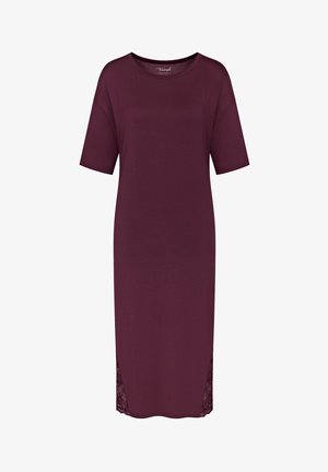 Burgundowa sukienka do kolan wykonana z miękkiego materiału, z krótkimi rękawami, okrągłym dekoltem i koronkowymi akcentami po bokach.