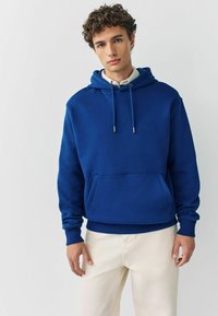 Blauer Kapuzenpullover im lässigen Schnitt, aus weichem Stoff, mit einer Fronttasche und verstellbaren Kordeln.
