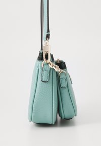 Guess NOELLE POUCH CROSSBODY - Skuldertasker - turquoise