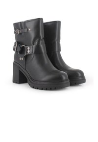 Botas de tobillo de cuero negro con un tacón ancho, con tiras y detalles de hebilla. Presenta una suela texturizada para mayor tracción y un acabado suave.