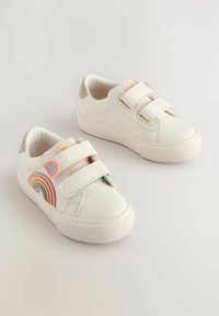 Białe skórzane buty z dwoma paskami na rzepy, z wielokolorowym wzorem tęczy po boku i strukturą gumowej podeszwy.