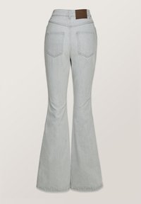 Šviesiai pilkos flared džinsai su aukštu liemeniu, turintys dvi galines kišenes ir riešutinio odos pleistrą juosmens srityje. Lygi džinsinė tekstūra.