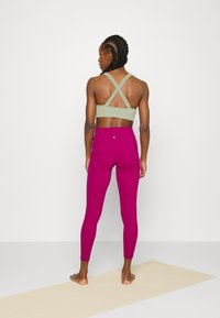 Athleta AURORA SCOOP BRA A-C - Sutiã desportivo de suporte ligeiro - eucalyptus olive