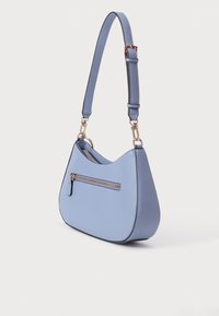 Geantă sintetică de culoare albastru deschis, cu o formă curbată, având un buzunar cu fermoar în față și o curea ajustabilă cu accesorii din metal auriu.
