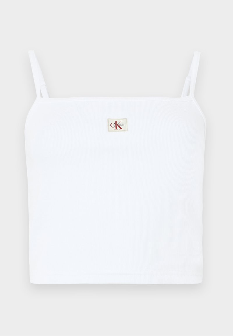 Weißes, geripptes Croptop mit dünnen Schulterträgern, das auf der Vorderseite ein kleines Quadrat-Logo mit "CK" in Rot aufweist. Glatte Textur.