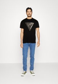 Guess SS CN SHADED TRIANGLE - Triko s potiskem - jet black