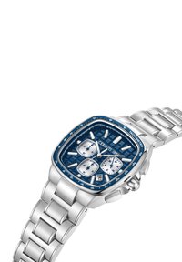 Reloj de metal plateado con un dial cuadrado de textura azul, cuatro subdiales de cronógrafo, brazalete de acero inoxidable y bisel de taquímetro azul.